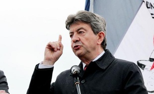 Jean-Luc Mélenchon va porter plainte en diffamation contre plusieurs responsables UMP qui, selon lui, se sont comportés comme des "petits colporteurs de ragots du FN" avec leur accusation d'antisémitisme autour de ses liens supposés avec Mikis Theodorakis.