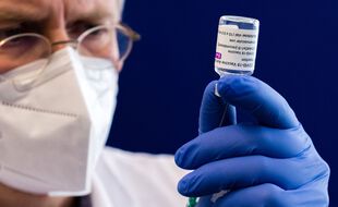Préparation d'une dose de vaccin AstraZeneca (image d'illustration).
