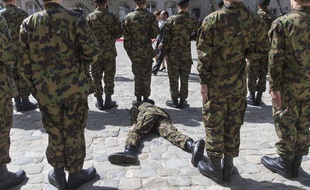 Un soldat à terre lors de la visite de François Hollande à Berne, en Suisse, le 15 avril 2015.