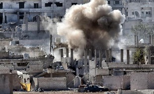 De la fumée au dessus de la ville de Kobané (Syrie) lors d'un bombardement par le groupe Etat islamique, le 6 novembre 2014