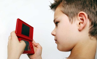Un enfant de 8 ans jouant à la Nintendo DS, juin 2010