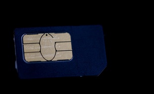 Une carte SIM.