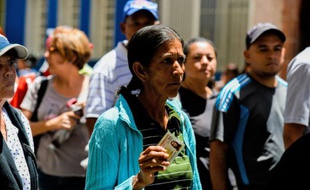 File d'attente devant un supermarché le 16 juin 2016 à Caracas