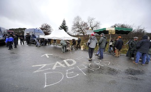 Une centaine d'agriculteurs bloque les deux principaux accès au site depuis lundi matin
