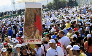 Le pape Benoît XVI a appelé la communauté internationale, et particulièrement les arabes, à agir pour trouver des solutions aux conflits qui ensanglantent la région.