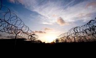 Photo réalisée le 9 avril 2014 lors d'une visite sous escorte et revue par l'armée américaine montrant les barbelés entourant le "Camp X-Ray" aujourd'hui fermé à Guantanamo (Cuba)
