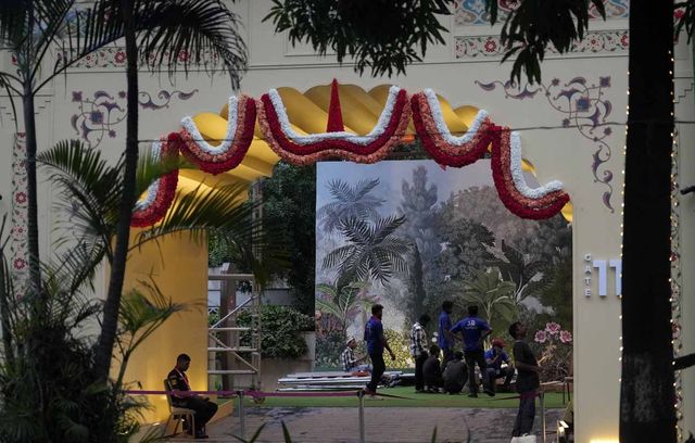 La « grosse » fiesta a eu lieu dans le Jio World Convention Centre de Mumbai (oui, un centre de convention), redécoré pour l’occasion. Parmi les happenings organisés pour les deux tourtereaux, on compte un défilé d’éléphants portant des diamants, un concert de Rihanna, un autre de Justin Bieber, ou encore une croisière en Méditerranée avec 1.200 invités.
