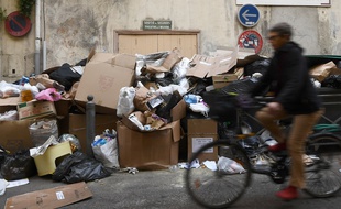 Les poubelles débordent à Marseille avec la grève des éboueurs