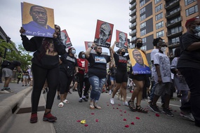 Des manifestants commémorent le 23 mai 2021 à Minneapolis le premier anniversaire de la mort de George Floyd.