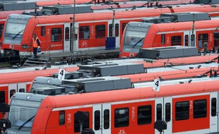 Des trains régionaux S-Bahn opérés par Deutsche Bahn, dans un dépôt à Munich, le 7 novembre 2014