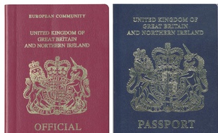Illustration de deux passeports britanniques, l'un d'avant Brexit à gauche, et celui prévu une fois le Royaume-Uni sorti de l'UE.