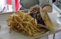 Arrêtés alors qu’ils allaient catapulter des kebabs pour des détenus