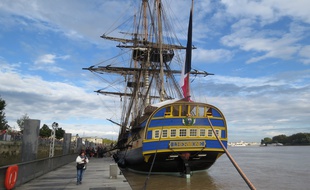 L'Hermione, amarrée au port de Bordeaux.