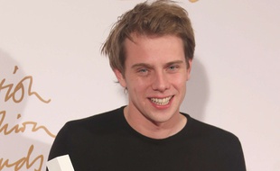 JW Anderson pose avec sa récompense aux British Fashion Awards le 2 décembre 2013, il présentera sa première collection pour Loewe le 26 septembre à 9h30.