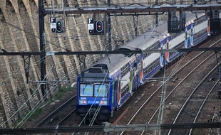 Le jeune a été électrocuté après être monté sur un train à l'arrêt.
