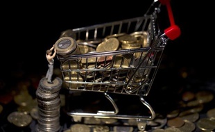 Les prix à la consommation ont reculé de 0,5% en janvier, du fait principalement des soldes d'hiver, et leur progression sur un an s'est établie à 1,2%, confirmant le ralentissement de l'inflation, selon les chiffres publiés mercredi par l'Insee.