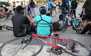 Les livreurs de repas à domicile Deliveroo ont manifesté contre la précarisation et leurs conditions de travail. Paris, le 11 août 2017.