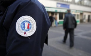 Des policiers patrouillent à Sarcelles le 13 janvier 2014