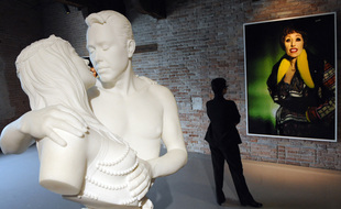 L’œuvre "Bourgeois Bust-Jeff and Ilona", un autoportrait en marbre de l’artiste Jeff Koons avec sa muse la Cicciolina sera exposée cet été à Rennes.