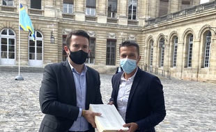 Fabien Robert (à gauche) et Marik Fetouh ont déposé ce jeudi la pétition « Bordeaux veut garder son sapin » au maire Pierre Hurmic