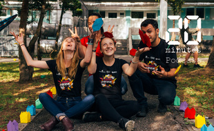 Illustration de quatre jeunes souriants