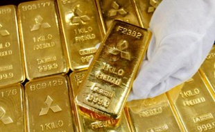 Gold bars are displayed at Mitsubishi Materials Corporation in Tokyo March 17, 2008. Spot gold surged more than 3 percent on Monday to a record high of above $1,030 per ounce as the dollar tumbled on deepening U.S. financial concerns. REUTERS/Issei Kato (JAPAN)