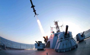 Photo non datée diffusée le 8 février 2015 par l'agence officielle de la Corée du nord KCNA montrant un tir d'essai de missile en mer