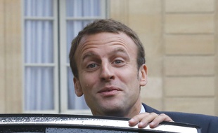 Emmanuel Macron à la sortie de sa voiture dans la cour de l'Elysée, le 16 septembre 2015