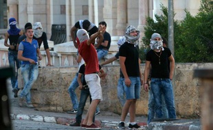 Des Palestiniens lancent des pierres sur les forces israéliennes de sécurité le 15 octobre 2015 à Bethlehem