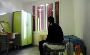 Les "centres éducatifs fermés" (CEF), créés en 2002 par la droite et sur lesquels la ministre de la Justice vient d'émettre de sérieuses réserves, déchaînent les passions et ne sont pas la panacée, mais leur principe n'est plus guère remis en question par les professionnels.