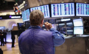 La Bourse de New York a ouvert en léger repli vendredi, déçue par les chiffres mensuels de l'emploi aux Etats-Unis où le chômage a légèrement reculé en avril, mais les embauches ont ralenti: le Dow Jones cédait 0,65% et le Nasdaq 1,10%.