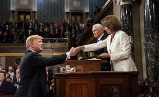 Donald Trump serre la main de Nancy Pelosi avant son discours sur l'état de l'Union, le 5 février 2019.