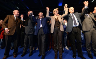 Dominique Bussereau, François Bayrou, Jean-Pierre Raffarin, Virginie Calmels et Alain Juppé, samedi 28 novembre lors d'un meeting de rassemblement à Bordeaux