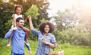 Si vous êtes marié, vous pouvez adopter l'enfant de votre conjoint pour devenir son parent devant la loi.
