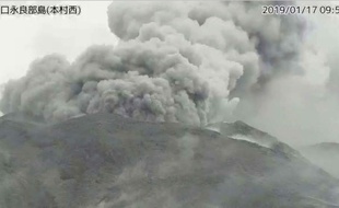 L'éruption du volcan sur l'île japonaise de Kuchinoerabu, le 17 janvier 2019.