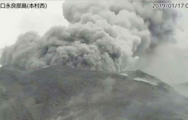 Japon: Le volcan de l'île Kuchinoerabu entre en éruption, aucun blessé ni dégât pour l'instant Japon: Le volcan de l'île Kuchinoerabu entre en éruption, aucun blessé ni dégât pour l'instant