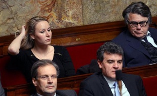 Les deux députés élus sous les couleurs du FN, Gilbert Collard et Marion Maréchal-Le Pen, voteront mercredi la motion de censure de l'UMP contre la politique économique du gouvernement, ont-ils annoncé vendredi, en exprimant des réserves.