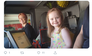 La petite Molly n’avait « jamais vu une femme conduire un camion de pompiers ».