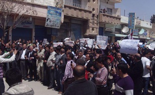 Des manifestants antigouvernementaux défilent dans les rues de Qamishli (Syrie), le 15 avril 2011.