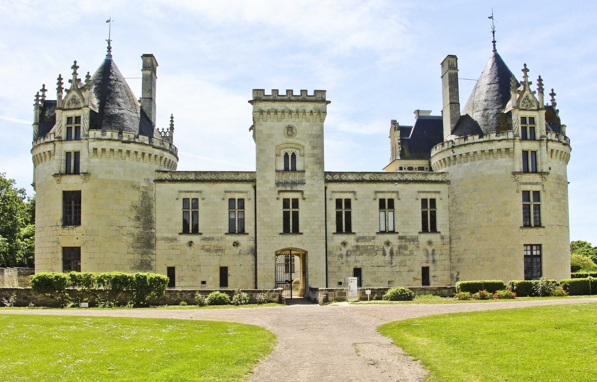 Maine-et-Loire : Un couple achète un château, mais vit dans une caravane car les anciens propriétaires ne partent pas