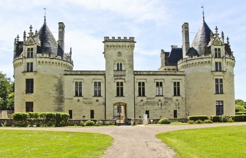 Ce couple de retraités a acheté un château mais vit dans une caravane, voici pourquoi