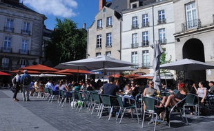 Les terrasses des bars de la place du Bouffay à Nantes (illustration)