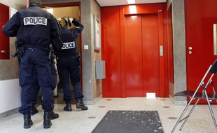 Des policiers sur les lieux de l'accident qui a fait trois blessés graves, une femme et ses deux enfants, à la suite d'une chute de six étages, d'une cabine d'ascenseur dans un immeuble du 19ème arrondissement de Paris, le 27 octobre 2011.