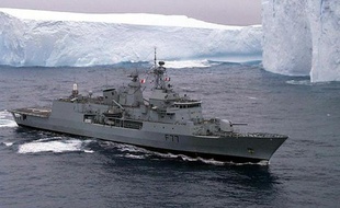 Une frégate de la marine néo-zélandaise patrouille en mer de Ross, en Antarctique, le 14 février 1999