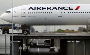 Un avion Air France traverse un pont à l'aéroport Charles-de-Gaulle (image d'illustration).