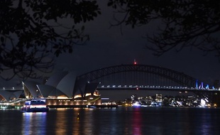 Le Harbour Bridge et l'Opéra de Sydney plongés dans le noir pour l'«Heure de la planète», le 24 mars 2018.