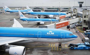 Les avions sont bloqués sur le tarmac de l'aéroport d'Amsterdam-Schiphol, le 27 mars 2015 après une panne d'électricité géante