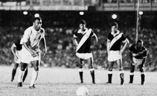Le brésilien Pelé, sous le maillot du Santos, s'apprête à inscrire le 1.000e but de sa carrière, sur pénalty, au stade Maracana de Rio de Janeiro, le 19 novembre 1969.
