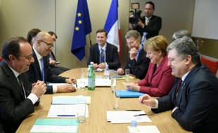 Le président François Hollande (g) s'entretient le 17 mars 2016 avec le président ukrainien, Petro Porochenko (d) et la chancelière allemande, Angela Merkel, à Bruxelles