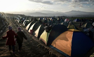 Des enfants se promènent dans le camp de migrants, près du village grec d'Idomeni à la frontière avec la Macédoine, le 2 mars 2016